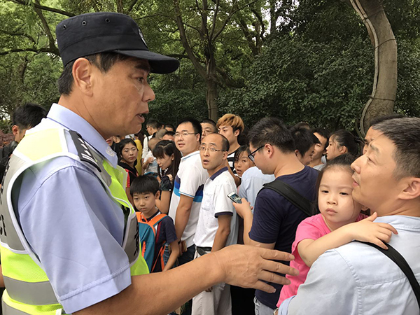 假期热潮席卷县城 每天三四千人踊跃参与团长活动